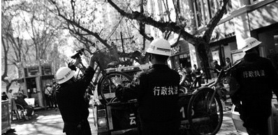 希望新条例的实施,能缓解城管小贩间的矛盾。黄漩 摄 希望新条例的实施,能缓解城管小贩间的矛盾。黄漩 摄