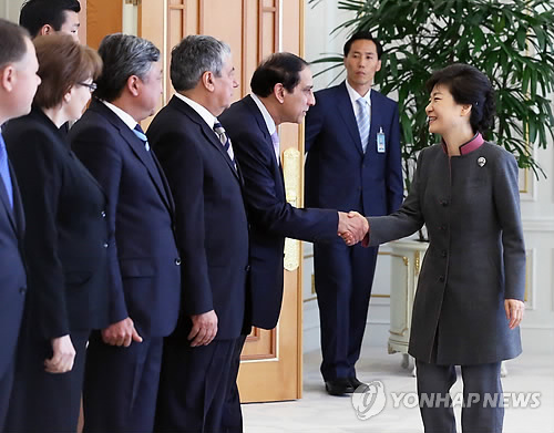 朴槿惠26日接见欧亚八国驻韩大使。 朴槿惠26日接见欧亚八国驻韩大使。