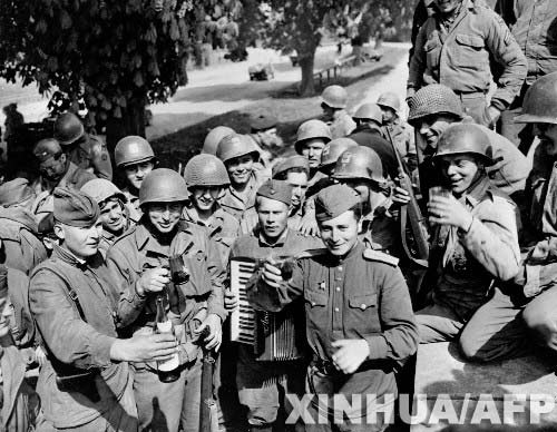 ����1945��4��25���������ʿ������������ʿ��(���ֿ���)�ڵ¹��ױ��ӻ�ʦ��������Ƭ��1945��4��25�գ��������վ����ױ���һ�����ƻ�������ʤ����ʦ��������ϣ����ĩ�յ����٣�Ԥʾ�ŵڶ��������ս����������