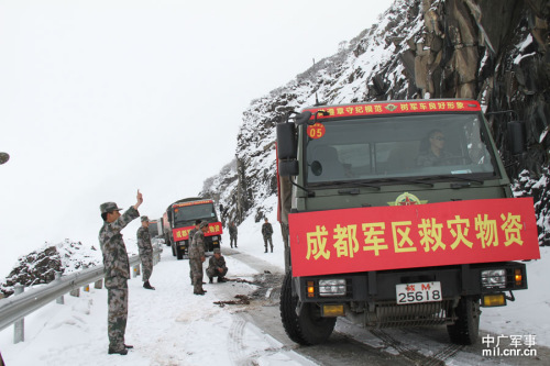 由于芦山通往宝兴的道路时断时通,成都军区救灾部队开通成都经映秀至宝兴物资抢运新通道。图为官兵翻越夹金山的情景。黄建华摄 由于芦山通往宝兴的道路时断时通,成都军区救灾部队开通成都经映秀至宝兴物资抢运新通道。图为官兵翻越夹金山的情景。黄建华摄
