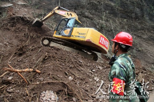 对塌方路段进行清理 对塌方路段进行清理