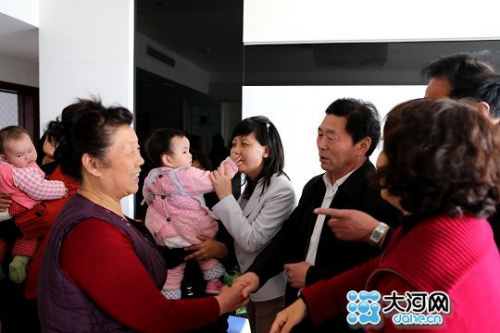 河南省高院副院长孙振民看望被解救儿童 河南省高院副院长孙振民看望被解救儿童