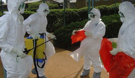 工作人员在进入卡加迪医院前全副武装。 工作人员在进入卡加迪医院前全副武装。