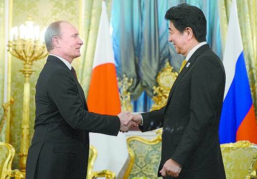 俄罗斯总统普京(左)4月29日在莫斯科与来访的日本首相安倍晋三会谈。 新华社/法新 俄罗斯总统普京(左)4月29日在莫斯科与来访的日本首相安倍晋三会谈。 新华社/法新