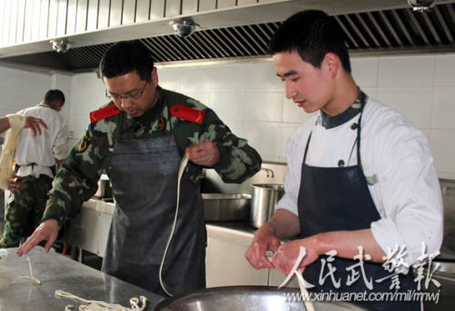 跟炊事员学习拉面条 跟炊事员学习拉面条
