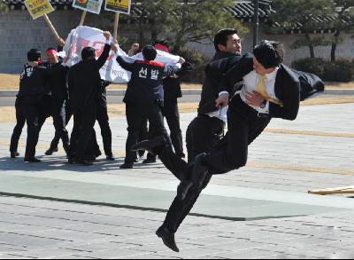 2012 �꣬������ͳ�������Һ�ý�巢����һ�顰����̨���ڡ���ѵ����Ƭ