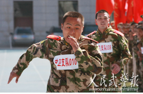 武警战士们奋力拼搏 武警战士们奋力拼搏