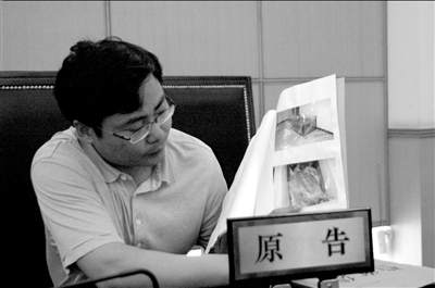 原告方正在展示玳瑁死亡图片。京华时报通讯员郭海丽摄 原告方正在展示玳瑁死亡图片。京华时报通讯员郭海丽摄