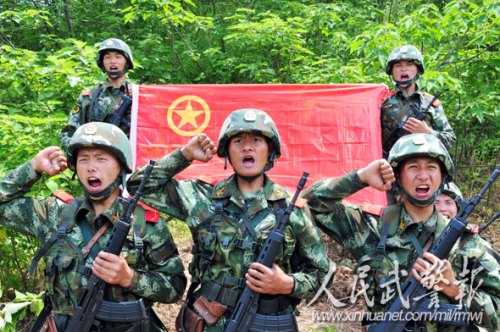 李阳、李正付、陈勇3名彝族新兵在团旗下庄严宣誓 李阳、李正付、陈勇3名彝族新兵在团旗下庄严宣誓