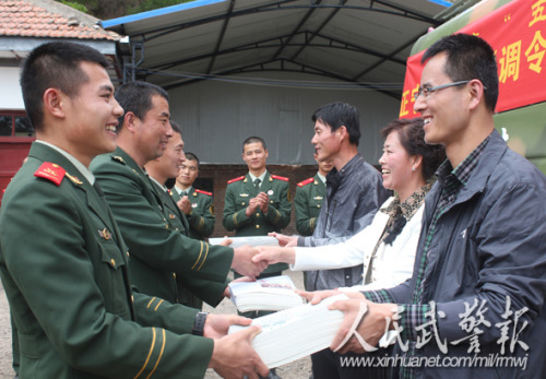 向青年官兵们赠送书籍 向青年官兵们赠送书籍