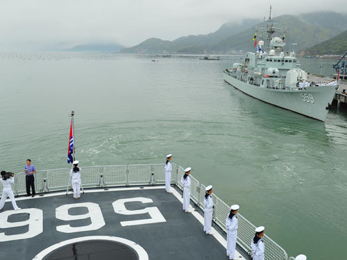 5月6日,海军东海舰队远海训练舰艇编队怀化舰(前)、佛山舰(后)从福建某军港起航。 新华社发(胡锴冰 摄) 5月6日,海军东海舰队远海训练舰艇编队怀化舰(前)、佛山舰(后)从福建某军港起航。 新华社发(胡锴冰 摄)