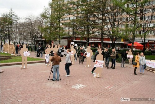 莫斯科市中心新普希金花园6日爆发“纸片人”集会,讽刺真实游行活动无意义 莫斯科市中心新普希金花园6日爆发“纸片人”集会,讽刺真实游行活动无意义