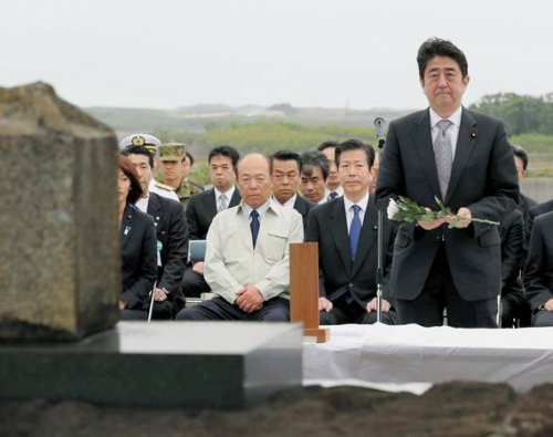 安倍参拜硫磺岛二战阵亡日军墓 安倍参拜硫磺岛二战阵亡日军墓
