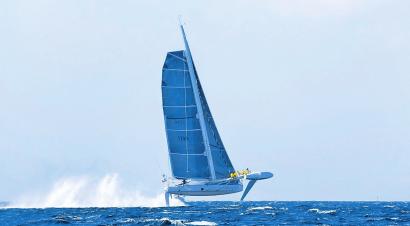正在海面飞驰的法国“飞船”Hydroptere 正在海面飞驰的法国“飞船”Hydroptere