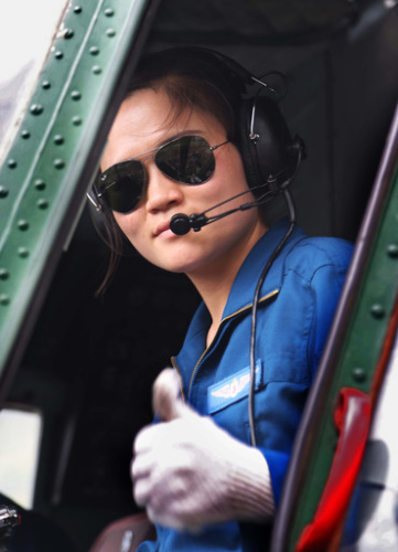 成都军区空军航空兵某师女直升机飞行员王欣频繁驾机奔赴灾区运输物资和伤员(刘畅 摄) 成都军区空军航空兵某师女直升机飞行员王欣频繁驾机奔赴灾区运输物资和伤员(刘畅 摄)