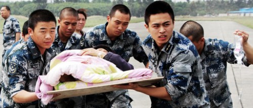 成都军区空军驻蓉某场站救助分队官兵迅速转移伤员(武永斌 摄) 成都军区空军驻蓉某场站救助分队官兵迅速转移伤员(武永斌 摄)