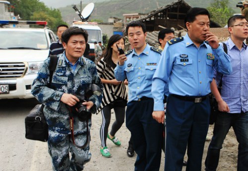 4月20日17时30分,刘应华在龙门乡搜救现场采访拍摄(李昊霖 摄) 4月20日17时30分,刘应华在龙门乡搜救现场采访拍摄(李昊霖 摄)