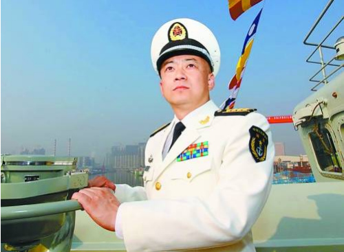 我国第一艘航空母舰“辽宁舰”舰长张峥。 查春明摄 我国第一艘航空母舰“辽宁舰”舰长张峥。 查春明摄