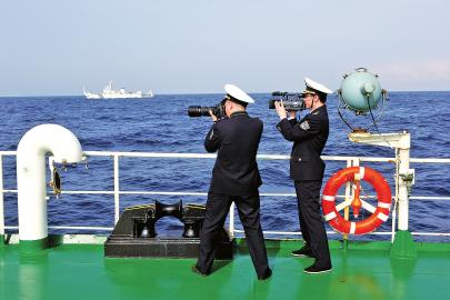 海监执法队员调查取证 海监执法队员调查取证