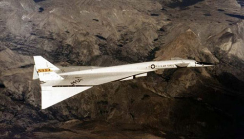 资料图:B-70“女武神”轰炸机。 资料图:B-70“女武神”轰炸机。