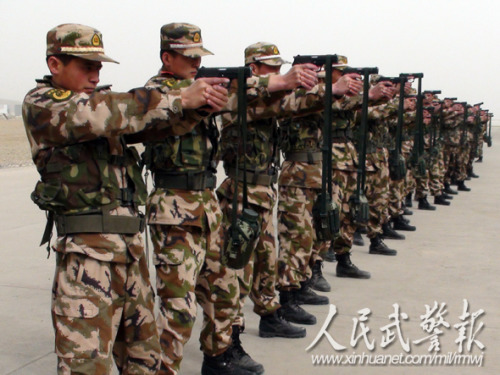 战士们挂水壶苦练枪法 战士们挂水壶苦练枪法