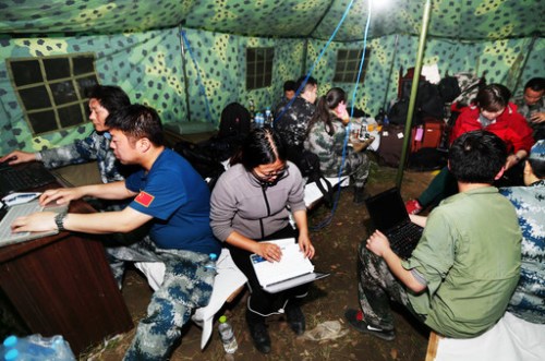 在灾区的每个夜晚,成都军区空军摄影团队前线摄影组总是聚集在野战帐篷里,通宵达旦编辑发稿 在灾区的每个夜晚,成都军区空军摄影团队前线摄影组总是聚集在野战帐篷里,通宵达旦编辑发稿