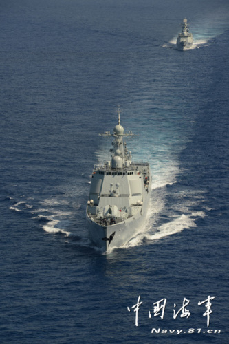 中国海军驱护舰编队巡航钓鱼岛