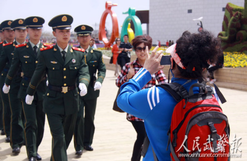 执勤官兵的身影吸引游客驻足合影(游具波 摄) 执勤官兵的身影吸引游客驻足合影(游具波 摄)