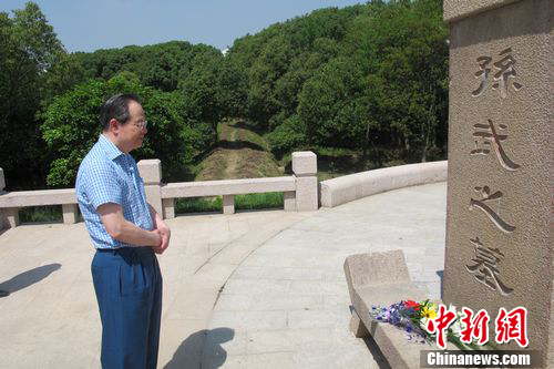 图为加拿大皇家科学院院士孙靖夷祭拜孙武墓 韩胜宝摄 图为加拿大皇家科学院院士孙靖夷祭拜孙武墓 韩胜宝摄
