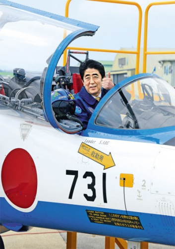 安倍坐在机身标有“731”字样的自卫队训练机驾驶舱,竖起大拇指拍照 安倍坐在机身标有“731”字样的自卫队训练机驾驶舱,竖起大拇指拍照