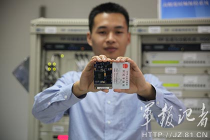 图为国防科大研制的高性能卫星导航接收机(葛林楠) 图为国防科大研制的高性能卫星导航接收机(葛林楠)