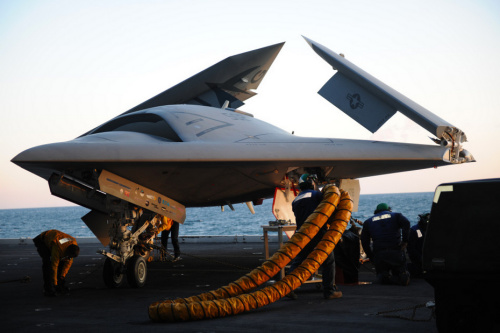 X-47B无人机在航母甲板备航 X-47B无人机在航母甲板备航