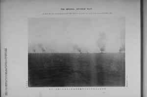 1894年9月17日零时56分,中日甲午海战爆发时的情景。由日本随军记者拍摄 1894年9月17日零时56分,中日甲午海战爆发时的情景。由日本随军记者拍摄