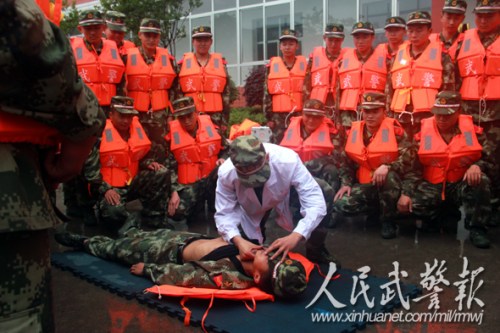 官兵演练溺水救护 官兵演练溺水救护