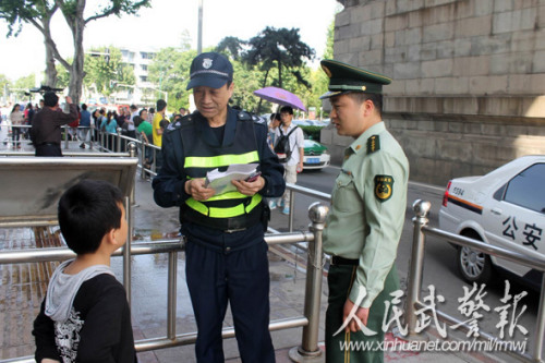 哨兵将男童交给派出所民警 哨兵将男童交给派出所民警
