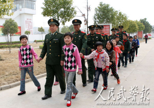 牵手行动,中队官兵将留守儿童接到中队过“军事日” 牵手行动,中队官兵将留守儿童接到中队过“军事日”