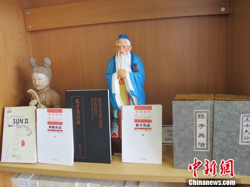 图为孔子学院展示的《孙子兵法》受到欧洲商人的欢迎 韩胜宝摄 图为孔子学院展示的《孙子兵法》受到欧洲商人的欢迎 韩胜宝摄