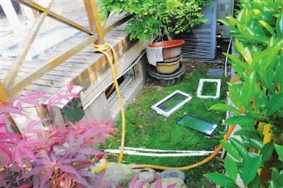 罪嫌疑人陈某就是从地下室这扇小窗进入室内的 罪嫌疑人陈某就是从地下室这扇小窗进入室内的