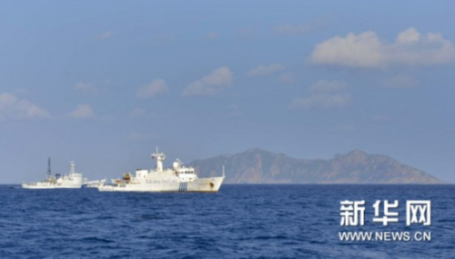 资料图片:2012年10月25日,在钓鱼岛海域巡航的中国海监75船(右)责令日船立即离开我国领海,并对日船违法行为进行了取证。新华社记者王晔摄 资料图片:2012年10月25日,在钓鱼岛海域巡航的中国海监75船(右)责令日船立即离开我国领海,并对日船违法行为进行了取证。新华社记者王晔摄