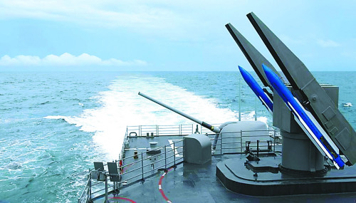 台军16日在南方海域展开海空演练,“基德”级驱逐舰“马公”号实施防空反水面操演,“标准- 2”防空导弹模拟射击动作,导弹后方的舰炮也同时备战 台军16日在南方海域展开海空演练,“基德”级驱逐舰“马公”号实施防空反水面操演,“标准- 2”防空导弹模拟射击动作,导弹后方的舰炮也同时备战