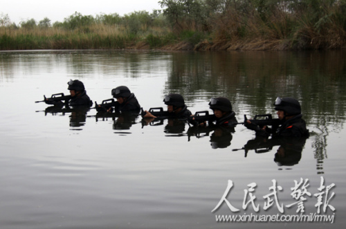 战士们武装泅渡 战士们武装泅渡