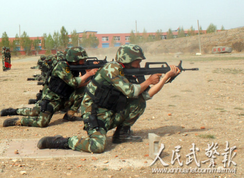 特战队员们实弹射击演练 特战队员们实弹射击演练