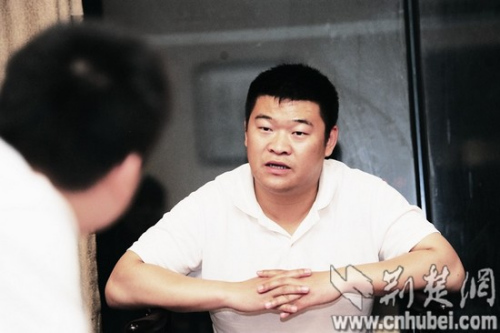 图为:飞行员李军接受本报记者采访 记者王永胜摄 图为:飞行员李军接受本报记者采访 记者王永胜摄
