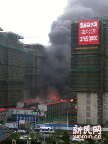 图说:松江龙马路广富林路一在建工地起火。来源:网友 图说:松江龙马路广富林路一在建工地起火。来源:网友