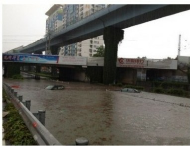 市民实拍厦门暴雨:公交变游艇 厦门变成“海” 市民实拍厦门暴雨:公交变游艇 厦门变成“海”