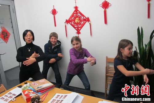 图为慕尼黑孔子学院正在练少年太极拳 韩胜宝摄 图为慕尼黑孔子学院正在练少年太极拳 韩胜宝摄