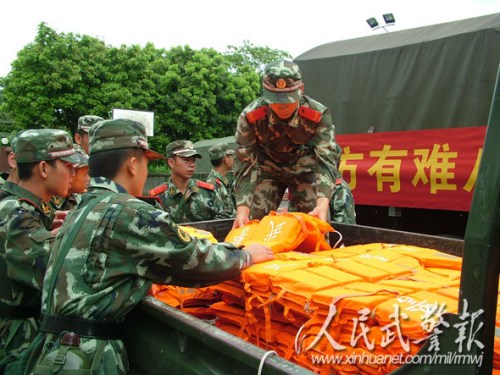 官兵按预案装载抢险救灾物资 官兵按预案装载抢险救灾物资