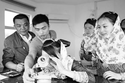 崇武海洋站的技术人员为前来参观的女民兵讲解海浪观测方法 崇武海洋站的技术人员为前来参观的女民兵讲解海浪观测方法