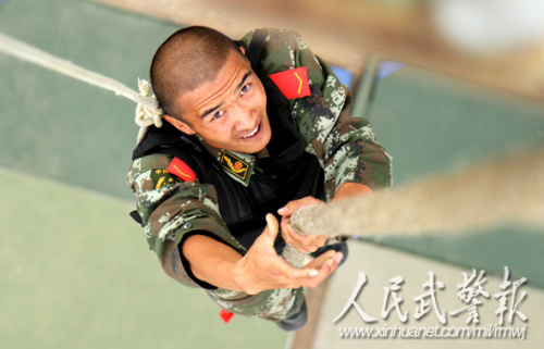 特战队员抓绳攀登 特战队员抓绳攀登