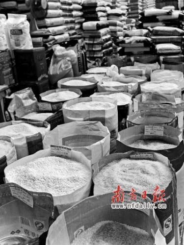 昨日,记者在深圳市一家米铺发现“仙桃香米”仍然有售。 周游 摄 昨日,记者在深圳市一家米铺发现“仙桃香米”仍然有售。 周游 摄